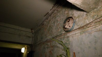 Грибок і тріщини на стінах: франківка скаржиться на неякісний дах багатоповерхівки Грибок і тріщини на стінах: франківка скаржиться на неякісний дах багатоповерхівки