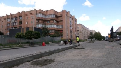 У Рівному мешканці багатоповерхівки виступили проти будівництва стоянки під їхніми вікнами У Рівному мешканці багатоповерхівки виступили проти будівництва стоянки під їхніми вікнами