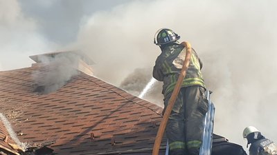 Пожежники ліквідовують пожежу на території ресторану "Чарда" на Ужгородщині Пожежники ліквідовують пожежу на території ресторану "Чарда" на Ужгородщині
