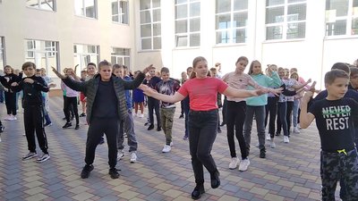 У Житомирі в школі №17 стартував олімпійський тиждень – 150 дітей взяли участь у руханці У Житомирі в школі №17 стартував олімпійський тиждень – 150 дітей взяли участь у руханці