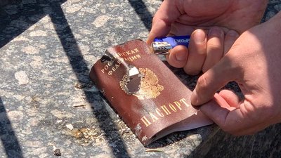 У Києві біля російського посольства відбулась акція "Останній день Росії" У Києві біля російського посольства відбулась акція "Останній день Росії"