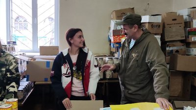 Переселенці з Маріуполя волонтерять у Тернополі Переселенці з Маріуполя волонтерять у Тернополі