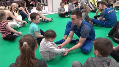 Спортивне тренування для дітей в лікарні Києва. Олімпійський чемпіон з Донецька розповів про вже друге таке заняття Спортивне тренування для дітей в лікарні Києва. Олімпійський чемпіон з Донецька розповів про вже друге таке заняття