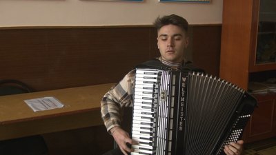Мурат Костенко рятував під час евакуації з Бахмуту акордеон, який для нього як член сім’ї. Мурат Костенко рятував під час евакуації з Бахмуту акордеон, який для нього як член сім’ї.