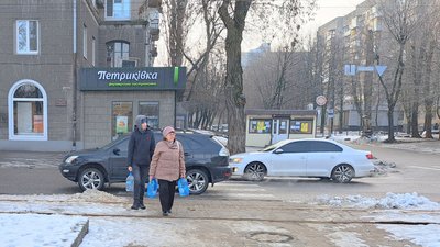 Переповнені "пункти незламності", райони без світла й води. Блекаут у Дніпрі — фоторепортаж Переповнені "пункти незламності", райони без світла й води. Блекаут у Дніпрі — фоторепортаж
