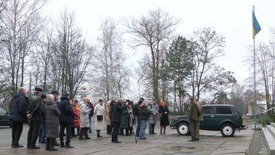 На передову: черкаські освітяни придбали військовим автомобіль На передову: черкаські освітяни придбали військовим автомобіль