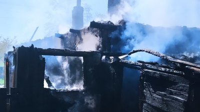 У селі на Житомирщині вогонь знищив господарську будівлю, покрівлю і перекриття у житловому будинку