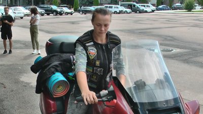 Хмельничанка Олександра Задорожнюк вперше вирішила їхати до Хортиці разом із "Мотопробігом єдності". Фото: Суспільне. Поділля. Хмельничанка Олександра Задорожнюк вперше вирішила їхати до Хортиці разом із "Мотопробігом єдності". Фото: Суспільне. Поділля.