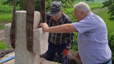 Реставрований козацький хрест на кургані Реставрований козацький хрест на кургані