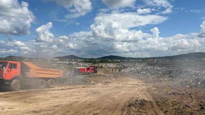 П'яту добу у Берегові ліквідовують пожежу на сміттєзвалищі