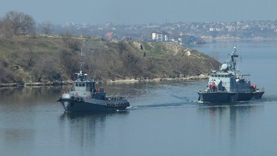 Для проходу ракетного катера та тральщика в Миколаєві розводили мости