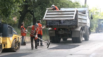 У Харкові після російських обстрілів асфальтують вирви на дорогах У Харкові після російських обстрілів асфальтують вирви на дорогах