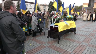 У Рівному попрощалися із захисником Максимом Карпенком У Рівному попрощалися із захисником Максимом Карпенком