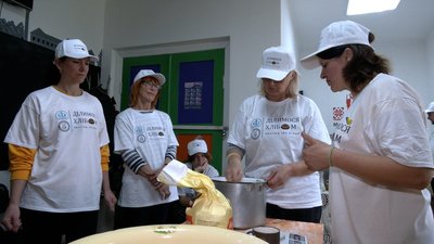 "Ділимося хлібом": переселенців Рівненщини залучили до проєкту, який допомагає їм адаптуватися і почуватися потрібними "Ділимося хлібом": переселенців Рівненщини залучили до проєкту, який допомагає їм адаптуватися і почуватися потрібними