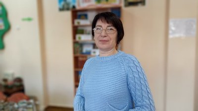 Тепло для воїнів на фронт: у бібліотеці для дітей на Житомирщині виготовляють окопні свічки