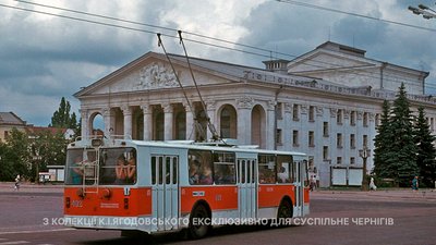 Чернігівський тролейбус курсує Красною площею. 1989 рік