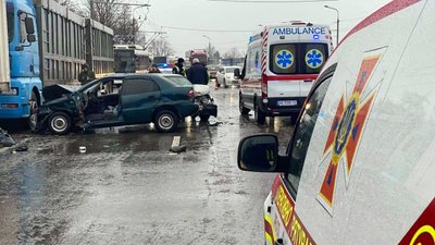 У Дніпрі надзвичайники звільнили жінку, яку затиснуло в автівці внаслідок ДТП