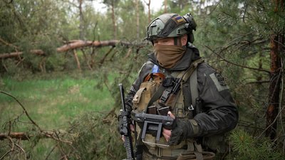 Аеророзвідка, піші патрулі, бронеавтомобілі: як працюють прикордонники на Чернігівщині Аеророзвідка, піші патрулі, бронеавтомобілі: як працюють прикордонники на Чернігівщині