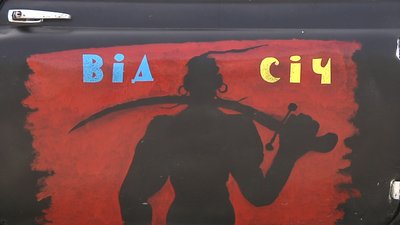 У Запоріжжі автівку "горбатий Запорожець" готують до параду перемоги України У Запоріжжі автівку "горбатий Запорожець" готують до параду перемоги України