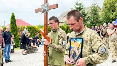 У Мукачеві попрощалися із полеглим на війні Миколою Мельничуком У Мукачеві попрощалися із полеглим на війні Миколою Мельничуком