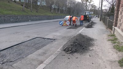 Ямковий замість капітального: як відбувається ремонт доріг у Рівному в умовах воєнного стану Ямковий замість капітального: як відбувається ремонт доріг у Рівному в умовах воєнного стану