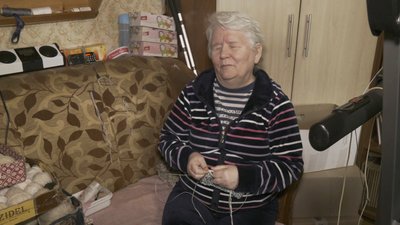 "Щодня по парі": незряча волонтерка з Луцька сплела чергову партію робочих рукавиць для волинських бійців "Щодня по парі": незряча волонтерка з Луцька сплела чергову партію робочих рукавиць для волинських бійців
