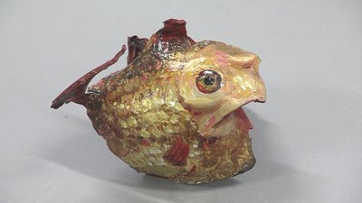 Розмальовує