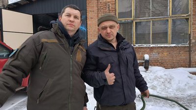 Волонтери Андрій Козанюх та Віктор Камець Волонтери Андрій Козанюх та Віктор Камець