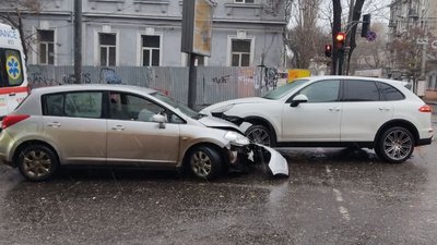 ДТП у Приморському районі Одеси: двоє травмованих ДТП у Приморському районі Одеси: двоє травмованих