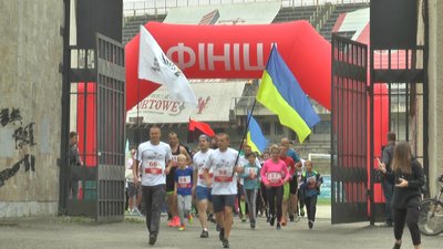 Біжу за Героїв України. Франківці долучилися до легкоатлетичного пробігу