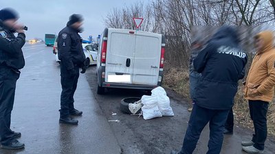 Вину не визнає: на Рівненщині судитимуть сільського голову, який віз бурштин на 30 тисяч доларів