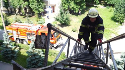 У Запорізькому гуртожитку провели навчання з протипожежної безпеки У Запорізькому гуртожитку провели навчання з протипожежної безпеки