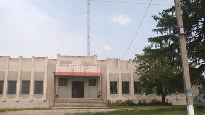 Базову станцію мобільного зв'язку встановили на даху приватного приміщення сільського магазину. Фото: Суспільне. Поділля. Базову станцію мобільного зв'язку встановили на даху приватного приміщення сільського магазину. Фото: Суспільне. Поділля.