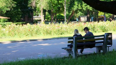 109-ий день війни, Дніпро, троянди в парку Глоби. Фоторепортаж