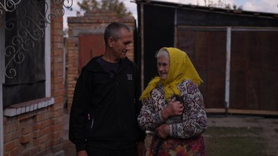 Евакуація, бабуся, люди, обстріли
