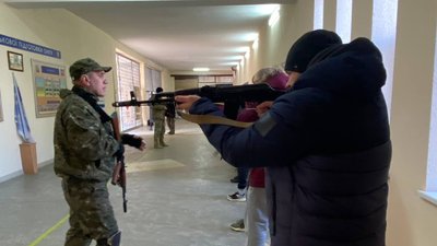 "Якщо щось трапиться, хотілося б бути корисним". В Одесі відкрили курси бойової підготовки