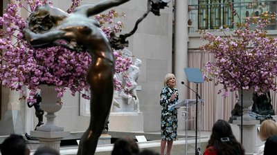 Met Gala-2022: Джилл Байден виступила з промовою про силу моди та підтримку українського народу Met Gala-2022: Джилл Байден виступила з промовою про силу моди та підтримку українського народу