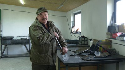 Майстер з Івано-Франківщини виготовляє саперні лопатки для воїнів на передову Майстер з Івано-Франківщини виготовляє саперні лопатки для воїнів на передову