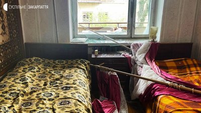 Вибиті вікна у будинку жительки Воловця внаслідок ракетного удару по Закарпаттю/Олеся Добоні/Суспільне Вибиті вікна у будинку жительки Воловця внаслідок ракетного удару по Закарпаттю/Олеся Добоні/Суспільне