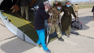 В Одесу прибули травмовані військові з Донбасу В Одесу прибули травмовані військові з Донбасу