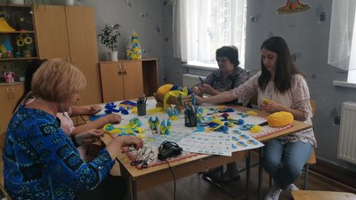 "З гарними думками": учителі на Полтавщині виготовляють патріотичні обереги для воїнів "З гарними думками": учителі на Полтавщині виготовляють патріотичні обереги для воїнів
