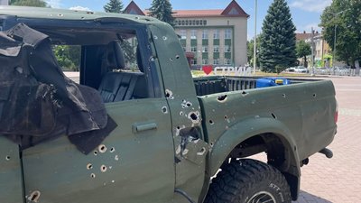Автомобіль військових, який потрапив під обстріли Автомобіль військових, який потрапив під обстріли