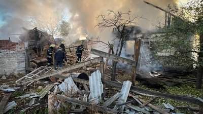 У Лозівській громаді дрон влучив у будинок, де були мешканці: поранень чи шоку дістала вся сім'я