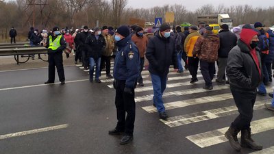 Протестувальники перекрили трасу «Київ-Харків» Протестувальники перекрили трасу «Київ-Харків»
