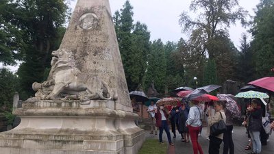У Львові провели екскурсію відреставрованими скульптурами на Личаківському кладовищі У Львові провели екскурсію відреставрованими скульптурами на Личаківському кладовищі