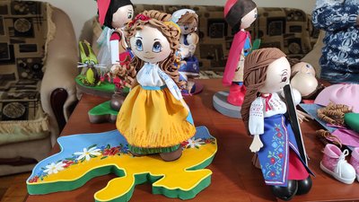 Жителька Тернопільщини виготовляє ляльки, схожі на казкових героїв й історичних персонажів Жителька Тернопільщини виготовляє ляльки, схожі на казкових героїв й історичних персонажів