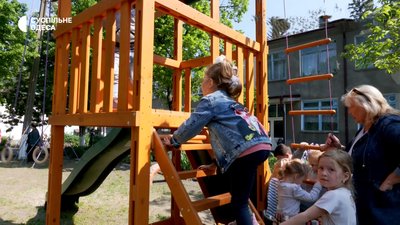 У пам'ять про загиблого сина-військового жителька Одещини подарувала дитсадку ігровий майданчик У пам'ять про загиблого сина-військового жителька Одещини подарувала дитсадку ігровий майданчик