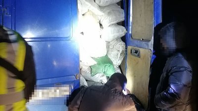 На Рівненщині водій намагався провезти понад 5 тисяч блоків білоруських цигарок