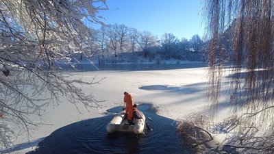 Прикарпатські надзвичайники врятували лебедів, примерзлих до криги Прикарпатські надзвичайники врятували лебедів, примерзлих до криги