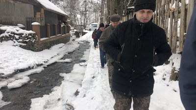 100 людей не можуть доїхати до дому дорогою, зруйнованою повенями на Закарпатті 100 людей не можуть доїхати до дому дорогою, зруйнованою повенями на Закарпатті